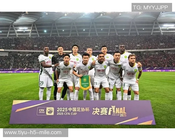 狮象争锋足协杯决赛前夕国安与河南吉祥物亲密互动展现友谊与竞技精神